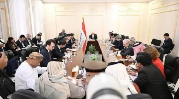 موقف غامض.. العليمي ينتقد توجهات الإمارات بشأن المسار السياسي والدستوري في اليمن